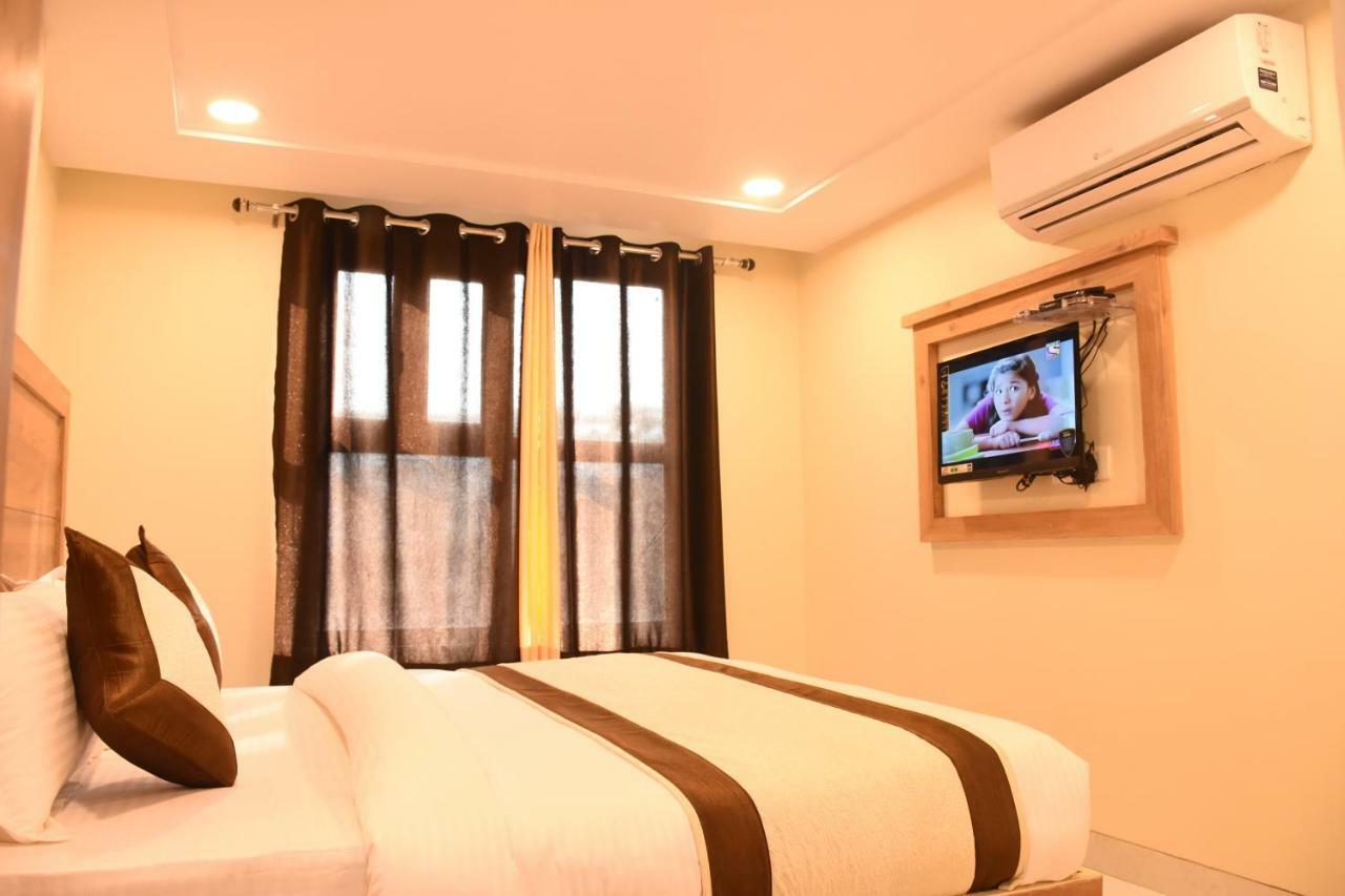 Hotel Kaushal Palace New Delhi Bagian luar foto